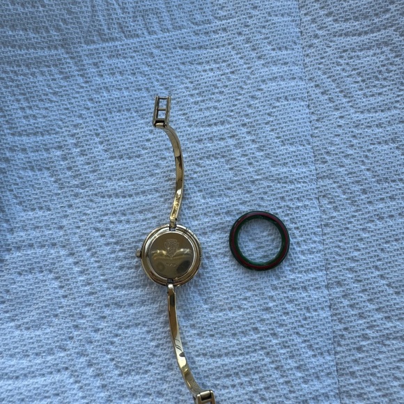 Vintage Gucci Bangle Women’s Watch
Includes Gucci Original Green and Red Band - Picture 4 of 7